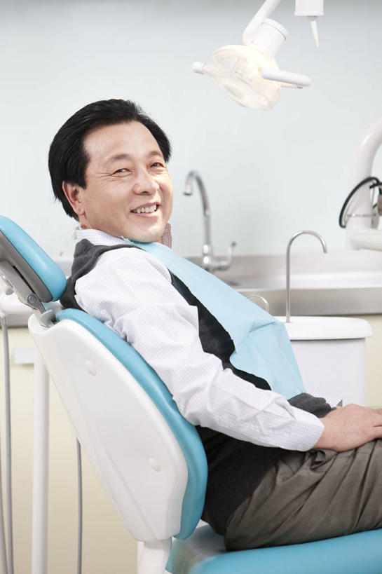 东方人,成年人,老年人,一个人,病人,医院,坐,躺,笑,微笑,露齿笑,竖图,室内,白天,侧面,快乐,幸福,椅子,北京,中国,亚洲,休闲装,干净,现代,健康,摄影,牙科设备,享乐,医疗工具,拜访,东亚,口腔卫生,医疗机构,卧着,信任,老年男性,男人,男性,亚洲人,中国人,躺着,卧,彩图,病院,诊所,门诊部,口腔医学