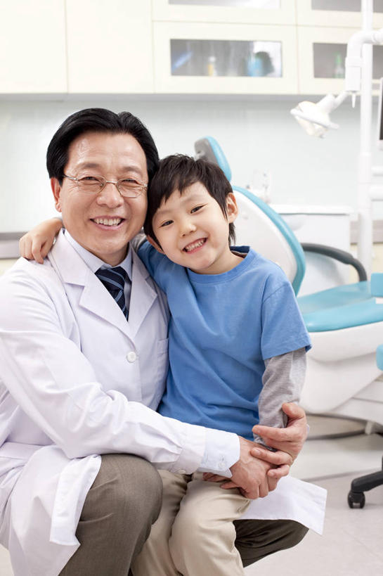 东方人,儿童,成年人,老年人,两个人,医生,病人,医院,坐,蹲,笑,微笑,露齿笑,竖图,室内,白天,正面,快乐,幸福,纯洁,信心,椅子,北京,中国,亚洲,休闲装,干净,现代,小孩,职业,健康,可爱,童年,童趣,搭,摄影,卫生,牙科设备,搭着,关爱,肖像,医疗工具,拜访,童真,东亚,烂漫,无邪,口腔卫生,医疗机构,责任,天真,信任,老年男性,男孩,男人,男性,亚洲人,中国人,孩子,牙医,手牵手,坐着,彩图,病院,诊所,门诊部,口腔医学
