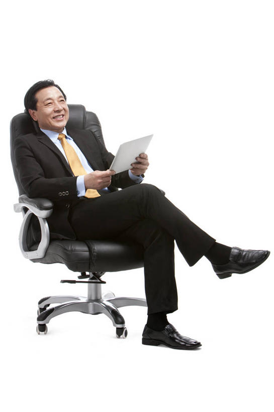 东方人,老年人,一个人,商务人士,商务男性,坐,微笑,竖图,留白,白色背景,正面,衬衫,商务,智慧,骄傲,成功,信心,椅子,中国,亚洲,仅一个男性,套装,拿着,职业,摄影,主席,影棚,办公椅,领导,经理,摄影棚,肖像,老板椅,商务装,工薪阶层,平板电脑,东亚,把握,老年男性,男人,男性,亚洲人,中国人,白领,上班族,彩图,影棚拍摄,衬衣,拍摄,首席执行官,掌控