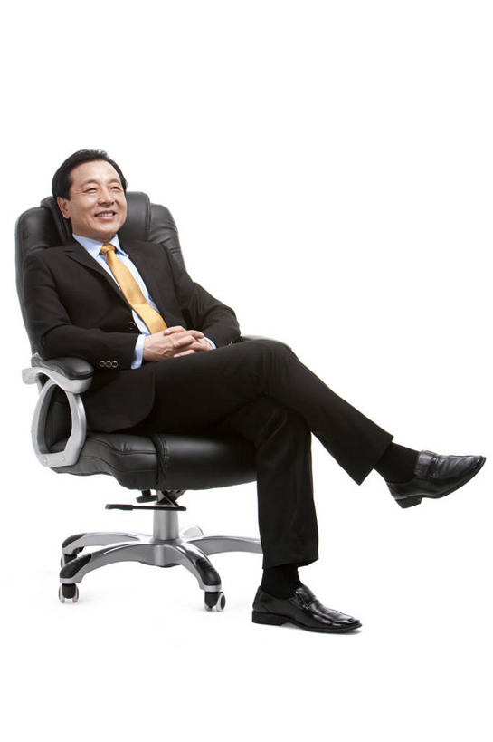 东方人,老年人,一个人,商务人士,商务男性,坐,微笑,竖图,留白,白色背景,正面,衬衫,商务,智慧,骄傲,成功,信心,椅子,中国,亚洲,仅一个男性,套装,职业,摄影,主席,影棚,办公椅,领导,经理,摄影棚,肖像,老板椅,商务装,工薪阶层,东亚,把握,老年男性,男人,男性,亚洲人,中国人,白领,上班族,彩图,影棚拍摄,衬衣,拍摄,首席执行官,掌控