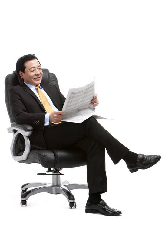 东方人,老年人,一个人,商务人士,商务男性,坐,微笑,竖图,留白,白色背景,正面,衬衫,商务,智慧,骄傲,成功,信心,报纸,椅子,中国,亚洲,仅一个男性,套装,拿着,职业,读书,摄影,主席,影棚,办公椅,领导,经理,摄影棚,肖像,老板椅,商务装,工薪阶层,东亚,把握,老年男性,男人,男性,亚洲人,中国人,白领,上班族,彩图,影棚拍摄,衬衣,拍摄,首席执行官,掌控