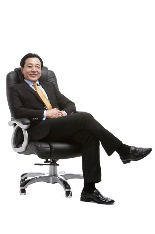 东方人,老年人,一个人,商务人士,商务男性,坐,微笑,竖图,留白,白色背景,正面,衬衫,商务,智慧,骄傲,成功,信心,椅子,中国,亚洲,仅一个男性,套装,职业,摄影,主席,影棚,办公椅,领导,经理,摄影棚,肖像,老板椅,商务装,工薪阶层,东亚,把握,老年男性,男人,男性,亚洲人,中国人,白领,上班族,彩图,影棚拍摄,衬衣,拍摄,首席执行官,掌控
