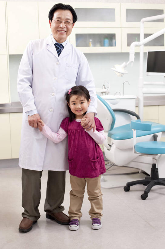 东方人,儿童,成年人,老年人,两个人,医生,病人,医院,站,笑,微笑,露齿笑,竖图,室内,白天,正面,快乐,幸福,纯洁,信心,椅子,北京,中国,亚洲,休闲装,干净,现代,小孩,职业,健康,可爱,童年,童趣,搭,摄影,卫生,牙科设备,搭着,关爱,肖像,医疗工具,拜访,童真,东亚,烂漫,无邪,口腔卫生,医疗机构,责任,天真,信任,老年男性,男人,男性,女孩,亚洲人,中国人,孩子,牙医,手牵手,彩图,病院,诊所,门诊部,口腔医学