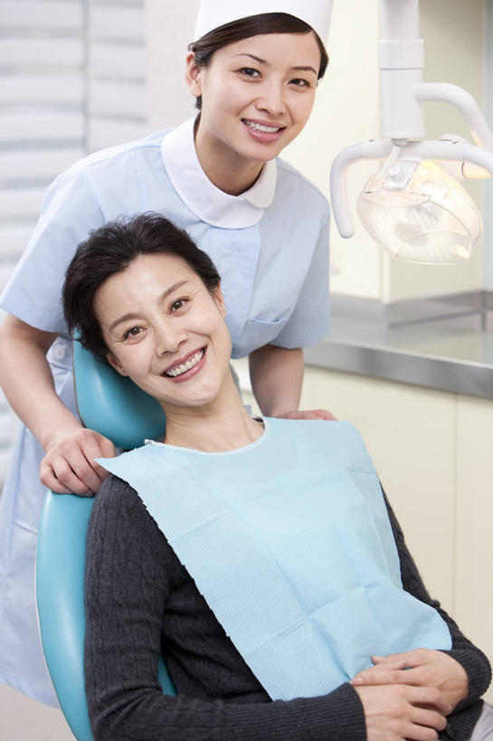 东方人,成年人,中年人,老年人,两个人,病人,医院,坐,躺,笑,双手交叉,微笑,露齿笑,竖图,室内,白天,正面,快乐,幸福,椅子,北京,中国,亚洲,仅一个女性,准备,休闲装,干净,现代,健康,服务,摄影,协助,牙科设备,双手抱胸,享乐,关爱,肖像,医疗工具,拜访,东亚,医疗机构,责任,卧着,信任,老年女性,年轻女性,女人,女性,亚洲人,中国人,年轻人,躺着,卧,半身,彩图,病院,诊所,门诊部,口腔医学