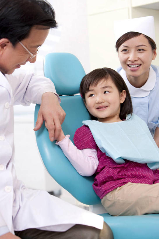 东方人,儿童,成年人,老年人,脸,头,脸颊,三个人,医生,病人,医院,坐,躺,笑,微笑,露齿笑,竖图,室内,白天,正面,制服,快乐,幸福,纯洁,信心,椅子,北京,中国,亚洲,准备,休闲装,干净,现代,肩膀,小孩,职业,健康,面对面,可爱,童年,童趣,摄影,卫生,牙科设备,关爱,医疗工具,拜访,童真,东亚,烂漫,无邪,口腔卫生,医疗机构,责任,卧着,天真,信任,老年男性,男人,男性,年轻女性,女孩,女人,女性,亚洲人,中国人,孩子,年轻人,头部,脸部,脸蛋,面部,牙医,手牵手,躺着,卧,彩图,病院,诊所,门诊部,口腔医学