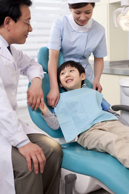 东方人,儿童,成年人,老年人,三个人,医生,病人,医院,坐,躺,笑,微笑,露齿笑,竖图,室内,白天,正面,制服,快乐,幸福,纯洁,信心,椅子,北京,中国,亚洲,准备,休闲装,干净,现代,小孩,职业,健康,面对面,可爱,童年,童趣,摄影,卫生,牙科设备,关爱,医疗工具,拜访,童真,东亚,烂漫,无邪,口腔卫生,医疗机构,责任,卧着,天真,信任,老年男性,男孩,男人,男性,年轻女性,女人,女性,亚洲人,中国人,孩子,年轻人,牙医,手牵手,躺着,卧,彩图,病院,诊所,门诊部,口腔医学
