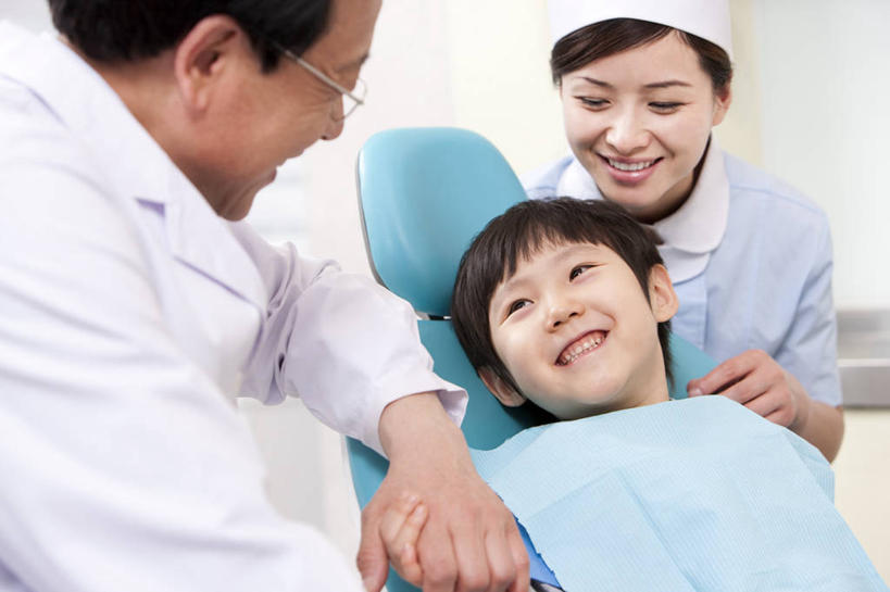 东方人,儿童,成年人,老年人,脸,头,脸颊,三个人,医生,病人,医院,坐,躺,笑,微笑,露齿笑,横图,室内,白天,正面,制服,快乐,幸福,纯洁,信心,椅子,北京,中国,亚洲,准备,休闲装,干净,现代,肩膀,小孩,职业,健康,面对面,可爱,童年,童趣,摄影,卫生,牙科设备,关爱,医疗工具,拜访,童真,东亚,烂漫,无邪,口腔卫生,医疗机构,责任,卧着,天真,信任,老年男性,男孩,男人,男性,年轻女性,女人,女性,亚洲人,中国人,孩子,年轻人,头部,脸部,脸蛋,面部,牙医,手牵手,躺着,卧,彩图,病院,诊所,门诊部,口腔医学