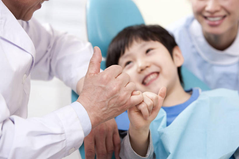 东方人,儿童,成年人,老年人,脸,头,脸颊,小指,三个人,医生,病人,医院,坐,躺,笑,微笑,露齿笑,横图,室内,白天,正面,制服,快乐,幸福,纯洁,信心,椅子,北京,中国,亚洲,准备,休闲装,干净,现代,肩膀,小孩,职业,健康,面对面,手指,可爱,同意,童年,童趣,摄影,卫生,牙科设备,关爱,医疗工具,拜访,童真,东亚,烂漫,无邪,口腔卫生,医疗机构,责任,卧着,天真,信任,老年男性,男孩,男人,男性,年轻女性,女人,女性,亚洲人,中国人,孩子,年轻人,头部,脸部,脸蛋,面部,牙医,手牵手,躺着,卧,彩图,病院,诊所,门诊部,口腔医学