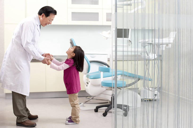 东方人,儿童,成年人,老年人,两个人,医生,病人,医院,站,笑,微笑,露齿笑,横图,室内,白天,侧面,快乐,通讯,幸福,纯洁,信心,椅子,北京,中国,亚洲,休闲装,干净,现代,小孩,职业,健康,面对面,可爱,童年,童趣,摄影,卫生,牙科设备,关爱,医疗工具,拜访,童真,东亚,烂漫,无邪,口腔卫生,医疗机构,责任,天真,信任,老年男性,男人,男性,女孩,亚洲人,中国人,孩子,牙医,手牵手,说话,彩图,病院,诊所,门诊部,口腔医学