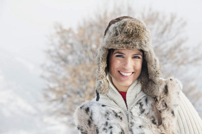 西方人,一个人,站,笑,微笑,露齿笑,横图,室外,白天,正面,树林,雪,植物,雾,大雪,帽子,欧洲,欧洲人,仅一个年轻女性,仅一个女性,仅一个人,服装,朦胧,模糊,装饰,积雪,雪景,冬季,冬天,注视,树,树木,衣服,绿色,自然,观察,看,站着,温暖,寒冷,服饰,生长,成长,观看,羽绒服,保暖,点缀,迷雾,察看,御寒,关注,衬托,美观,棉帽,严寒,雷锋帽,冬装,年轻女性,女人,女性,白种人,大雾,站立,半身,彩图