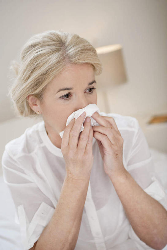 西方人,手,一个人,竖图,室内,白天,正面,床,生活用品,卧室,欧洲,欧洲人,双手,仅一个女性,仅一个人,擦,抚摸,握,阴影,服装,朦胧,模糊,反射,影子,纸,床单,注视,休闲装,被子,衣服,白色,纸巾,日用品,观察,看,休闲,手部,休闲服,擦拭,握着,服饰,单人床,仅一个老年女性,卫生纸,观看,察看,感冒,被单,关注,伤风,生活用纸,揩擦,拭,老年女性,女人,女性,白种人,半身,彩图,睡房,卧房,轻抚