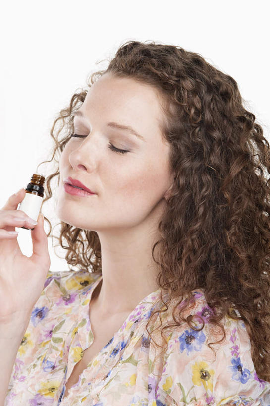 西方人,脸,头,脸颊,手,头发,一个人,闭眼,竖图,室内,特写,白天,白色背景,正面,欧洲,欧洲人,仅一个年轻女性,仅一个女性,仅一个人,握,服装,棕色,拿,拿着,休闲装,闻,玻璃制品,一个,衣服,玻璃瓶,精油,瓶子,香薰,休闲,手部,休闲服,放松,握着,芳香疗法,摄影,服饰,影棚,单个,单手,嗅,舒心,舒缓,香薰精油,养颜,减压,香薰疗法,植物精油,年轻女性,女人,女性,白种人,头部,长发,卷发,脸部,脸蛋,面部,闭眼睛,闭着眼,闭着眼睛,半身,彩图,影棚拍摄,拍摄