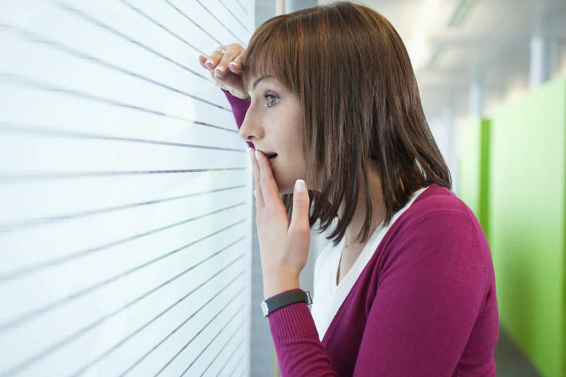 西方人,一个人,商务人士,商务女性,站,横图,室内,白天,侧面,窗户,欧洲,欧洲人,仅一个年轻女性,仅一个女性,仅一个人,阴影,套装,朦胧,模糊,时间,反射,时钟,手表,影子,百叶窗,墙,计时,注视,墙壁,墙面,一个,钟表,观察,看,站着,表,遮,遮掩,单个,观看,吃惊,腕表,察看,掩盖,遮挡,关注,商务装,工薪阶层,遮盖,掩饰,年轻女性,女人,女性,白种人,白领,上班族,钟,站立,半身,彩图