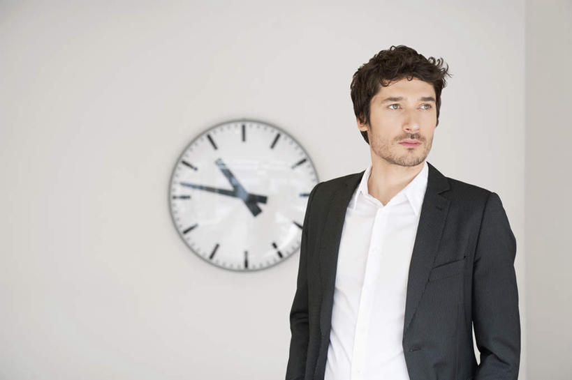 西方人,胡须,一个人,商务人士,商务男性,站,横图,室内,白天,正面,衬衫,欧洲,欧洲人,仅一个男性,仅一个人,套装,时间,时钟,墙,计时,注视,墙壁,墙面,仅一个年轻男性,一个,白色,挂钟,钟表,观察,看,站着,表,单个,观看,察看,关注,商务装,工薪阶层,男人,男性,年轻男性,白种人,胡子,小胡子,白领,上班族,钟,站立,半身,彩图,衬衣