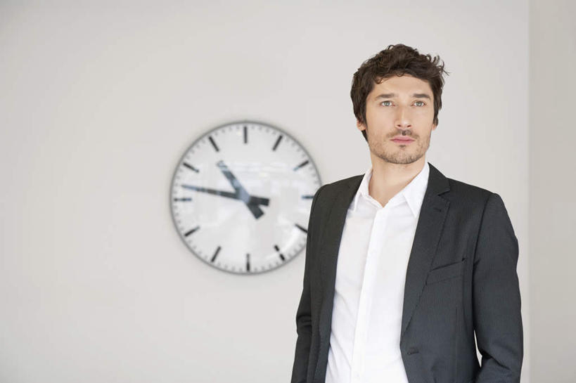 西方人,胡须,一个人,商务人士,商务男性,站,横图,室内,白天,正面,衬衫,欧洲,欧洲人,仅一个男性,仅一个人,套装,时间,时钟,墙,计时,注视,墙壁,墙面,仅一个年轻男性,一个,白色,挂钟,钟表,观察,看,站着,表,单个,观看,察看,关注,商务装,工薪阶层,男人,男性,年轻男性,白种人,胡子,小胡子,白领,上班族,钟,站立,半身,彩图,衬衣