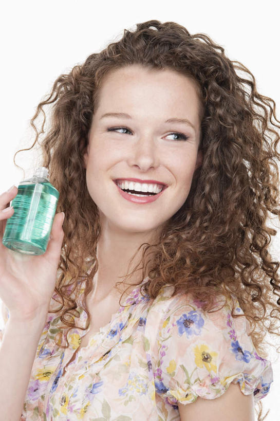 西方人,脸,头,脸颊,手,头发,一个人,站,笑,微笑,竖图,室内,特写,白天,白色背景,正面,欧洲,欧洲人,仅一个年轻女性,仅一个女性,仅一个人,握,阴影,服装,反射,影子,棕色,注视,休闲装,肩膀,一个,衣服,精油,容器,观察,看,站着,休闲,手部,休闲服,握着,摄影,服饰,影棚,单个,观看,储藏,单手,察看,储存,关注,芳香植物,芳香油,挥发油,香精油,年轻女性,女人,女性,白种人,头部,长发,卷发,脸部,脸蛋,面部,站立,半身,彩图,影棚拍摄,拍摄,贮存