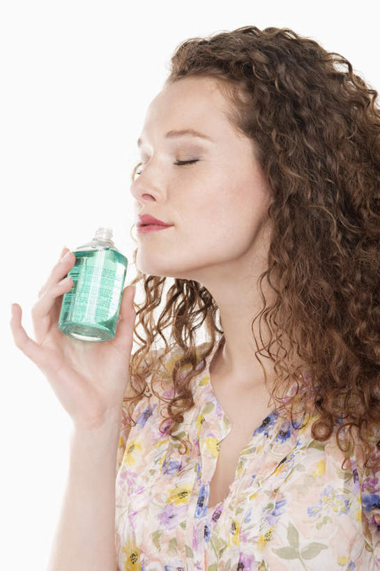 西方人,脸,头,脸颊,手,头发,一个人,站,闭眼,笑,微笑,竖图,室内,特写,白天,白色背景,正面,欧洲,欧洲人,仅一个年轻女性,仅一个女性,仅一个人,握,阴影,服装,反射,影子,棕色,休闲装,闻,肩膀,一个,衣服,精油,容器,站着,休闲,手部,休闲服,握着,摄影,服饰,影棚,单个,储藏,单手,嗅,储存,芳香植物,芳香油,挥发油,香精油,年轻女性,女人,女性,白种人,头部,长发,卷发,脸部,脸蛋,面部,闭眼睛,闭着眼,闭着眼睛,站立,半身,彩图,影棚拍摄,拍摄,贮存