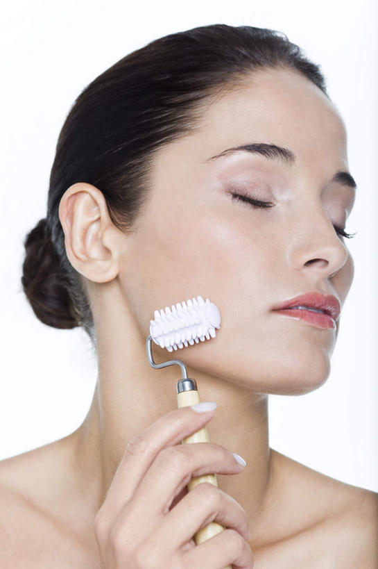 西方人,脸,头,脸颊,手,一个人,站,闭眼,竖图,室内,特写,白天,白色背景,正面,按摩,美容,欧洲,欧洲人,仅一个年轻女性,仅一个女性,仅一个人,擦,抚摸,握,器材,拿,拿着,扭头,裸露,肩膀,站着,转头,享受,健康,手部,擦拭,握着,保健,摄影,影棚,赤裸,单手,减肥,裸,指压,尤物,揩擦,拭,年轻女性,女人,女性,白种人,头部,脸部,脸蛋,面部,闭眼睛,闭着眼,闭着眼睛,站立,半身,彩图,影棚拍摄,推拿,拍摄,保健器材,瘦脸按摩器,轻抚,佳丽,丽人,美人