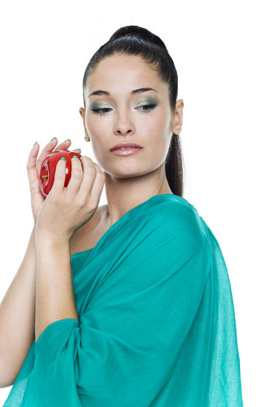 西方人,一个人,闭眼,捧,竖图,室内,白天,白色背景,正面,化妆,美容,苹果,水果,纺织品,欧洲,欧洲人,仅一个年轻女性,仅一个女性,仅一个人,护肤,新鲜,装饰,毛毯,毯子,生食,食品,果实,食物,纺织,彩妆,垫子,红苹果,保养,享受,休闲,温暖,放松,保健,摄影,有机食品,绿色食品,影棚,华丽,修饰,点缀,养颜,衬托,美观,雅致,雅观,尤物,麦金托什红苹果,年轻女性,女人,女性,白种人,闭眼睛,闭着眼,闭着眼睛,端,端着,捧着,手捧,半身,彩图,影棚拍摄,拍摄,佳丽,丽人,美人