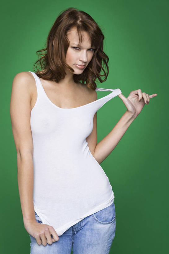 西方人,一个人,站,笑,微笑,竖图,室内,白天,正面,欧洲,欧洲人,仅一个年轻女性,仅一个女性,仅一个人,拉扯,绿色背景,服装,裤子,背心,注视,牛仔裤,衣服,观察,看,站着,诱惑,摄影,服饰,影棚,观看,勾引,察看,衣着,穿着,关注,衣饰,引诱,尤物,年轻女性,女人,女性,白种人,站立,半身,彩图,影棚拍摄,拍摄,佳丽,丽人,美人