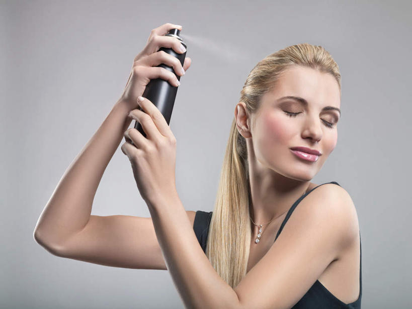 西方人,一个人,站,举,闭眼,横图,室内,白天,正面,水,欧洲,欧洲人,仅一个年轻女性,仅一个女性,仅一个人,握,飞溅,灰色背景,服装,溅,背心,液体,水滴,拿,拿着,水珠,衣服,黑色,瓶子,塑料制品,托,站着,塑料瓶,握着,摄影,服饰,影棚,衣着,穿着,喷洒,发胶,衣饰,年轻女性,女人,女性,白种人,闭眼睛,闭着眼,闭着眼睛,举起,举手,举着,向上举,向上伸,向上托,站立,半身,彩图,影棚拍摄,拍摄