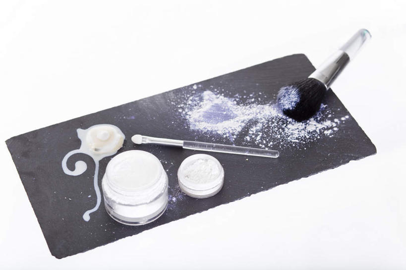 无人,横图,俯视,室内,特写,白天,白色背景,静物,阴影,反射,粉饼,影子,化妆品,化妆刷,刷子,摄影,影棚,腮红刷,修饰,美容工具,护肤品,化妆用品,护肤用品,遮盖,彩妆刷,化妆工具,吸脂,彩图,高角度拍摄,影棚拍摄,拍摄,防晒