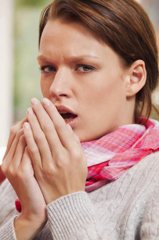 西方人,脸,头,脸颊,手,一个人,竖图,室内,特写,白天,正面,欧洲,欧洲人,双手,仅一个年轻女性,仅一个女性,仅一个人,服装,朦胧,模糊,装饰,丝巾,注视,休闲装,肩膀,衣服,观察,看,张嘴,休闲,手部,休闲服,遮,遮掩,服饰,观看,华丽,点缀,察看,掩盖,遮挡,关注,张大嘴巴,遮盖,咳嗽,衬托,美观,雅致,雅观,掩饰,年轻女性,女人,女性,白种人,头部,脸部,脸蛋,面部,张开嘴,半身,彩图