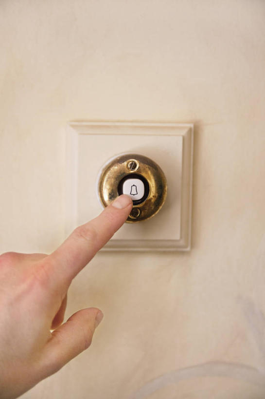 西方人,手,一个人,竖图,室内,特写,白天,正面,欧洲,欧洲人,仅一个年轻女性,仅一个女性,仅一个人,指,墙,方向,墙壁,墙面,白色,按钮,手势,手部,单手,指向,食指,门铃,年轻女性,女人,女性,白种人,半身,彩图