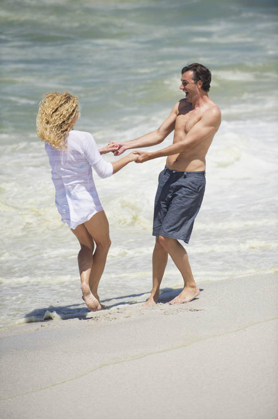 西方人,中年人,两个人,家庭,夫妻,握手,笑,微笑,露齿笑,竖图,室外,白天,侧面,裙子,爱情,海浪,海洋,沙滩,欧洲,欧洲人,阴影,连衣裙,短裤,裤子,光线,沙子,影子,海岸,浪花,沙地,浪漫,注视,旋转,光脚,裸露,阳光,海水,观察,看,温暖,温馨,一家人,赤脚,恩爱,沙滩裤,恋人,观看,和睦,察看,关注,裸,海景,扭转,男人,男性,女人,女性,中年男性,中年女性,白种人,夫妇,情侣,大海,风浪,海,海水的波动,海滩,近岸浪,涌浪,搀手,拉手,手拉手,手握手,彩图,全身,伴侣,融洽