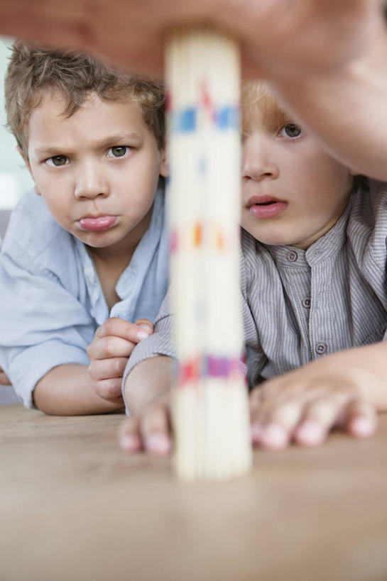 西方人,儿童,中年人,嘴,三个人,家庭,父亲,儿子,竖图,室内,特写,白天,正面,游戏,纯洁,桌面,桌子,欧洲,欧洲人,阴影,服装,朦胧,模糊,反射,木制,影子,玩,注视,休闲装,娱乐,小孩,衣服,木制品,嘟嘴,观察,看,休闲,温暖,温馨,父子,一家人,休闲服,撅嘴,游戏棒,父爱,可爱,童年,童趣,服饰,观看,活动,和睦,察看,发泄,关注,消遣,智力,童真,烂漫,无邪,撒棒,挑棍,宣泄,天真,男孩,男人,男性,中年男性,白种人,孩子,嘴巴,嘴唇,玩耍,嬉戏,半身,彩图,融洽,男生