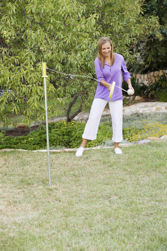 西方人,一个人,站,笑,微笑,露齿笑,竖图,室外,白天,正面,锻炼,旅游,度假,运动,草地,草坪,植物,欧洲,欧洲人,仅一个年轻女性,仅一个女性,仅一个人,握,阴影,服装,光线,影子,拿,拿着,注视,休闲装,娱乐,运动器械,草,树,树木,衣服,绿色,紫色,阳光,自然,观察,看,站着,享受,休闲,休闲服,健身器械,放松,握着,服饰,生长,成长,观看,察看,关注,室外运动,健身器材,户外运动,回力球,年轻女性,女人,女性,白种人,站立,彩图,全身,健身,回力球装备,回力球运动,运动器材