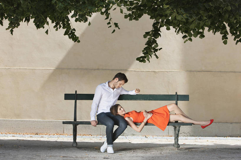 西方人,两个人,家庭,夫妻,坐,躺,横图,室外,白天,正面,裙子,爱情,植物,椅子,法国,巴黎,欧洲,欧洲人,阴影,连衣裙,服装,裤子,光线,影子,木椅,墙,首都,浪漫,注视,牛仔裤,休闲装,墙壁,墙面,树,树木,衣服,绿色,阳光,自然,观察,看,休闲,温暖,温馨,一家人,休闲服,橙色,恩爱,恋人,服饰,生长,成长,观看,和睦,察看,关注,法兰西共和国,杜乐丽花园,法兰西第五共和国,法兰西岛,法兰西岛大区,卧着,男人,男性,年轻男性,年轻女性,女人,女性,白种人,年轻人,夫妇,情侣,躺着,卧,坐着,彩图,全身,巴黎省,巴黎市,伴侣,融洽