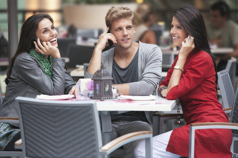 西方人,三个人,伙伴,朋友,坐,笑,说,打电话,微笑,露齿笑,横图,室外,白天,正面,讨论,友谊,餐桌,桌子,电话,手机,椅子,欧洲,欧洲人,握,阴影,服装,朦胧,模糊,光线,影子,听,注视,休闲装,通讯设备,装饰品,衣服,阳光,饰品,手链,首饰,观察,看,休闲,休闲服,握着,服饰,手镯,餐台,观看,察看,关注,咖啡店,咖啡屋,镯子,三部,交流,友情,男人,男性,年轻男性,年轻女性,女人,女性,白种人,沟通,讲话,交谈,商讨,说话,谈话,通话,坐着,半身,彩图,咖啡馆