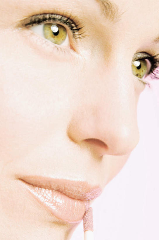 西方人,脸,头,眼睛,鼻子,嘴,脸颊,眉毛,睫毛,一个人,竖图,室内,特写,白天,侧面,化妆,美容,时尚,欧洲,欧洲人,瞳孔,仅一个年轻女性,仅一个女性,仅一个人,护肤,阴影,粉色背景,反射,影子,注视,粉色,彩妆,唇彩,观察,看,保养,享受,休闲,放松,保健,眼部,摄影,影棚,观看,察看,美容工具,关注,唇笔,养颜,化妆工具,尤物,年轻女性,女人,女性,白种人,头部,鼻,鼻孔,睫,口,口腔,脸部,脸蛋,眉,面部,眼,眼睫毛,眼眉,嘴巴,嘴唇,半身,彩图,影棚拍摄,拍摄,眼眉毛,佳丽,丽人,美人