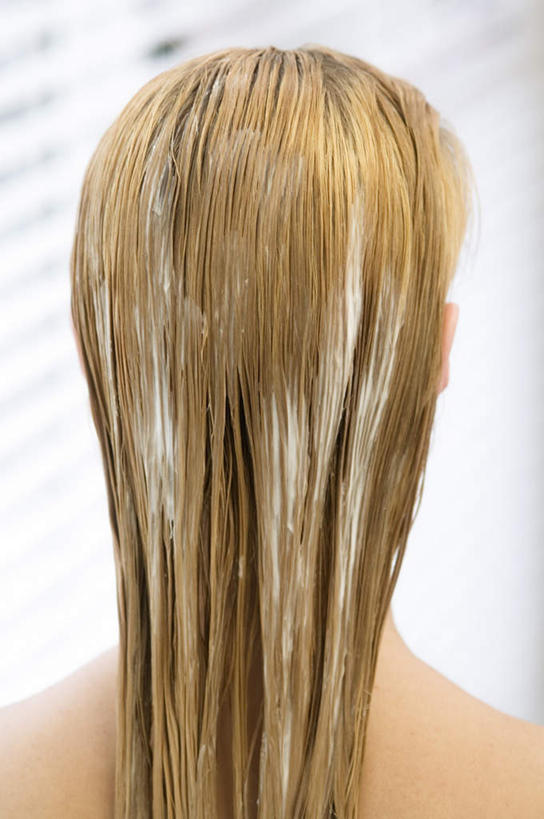 西方人,头,头发,一个人,站,竖图,室内,特写,白天,水,窗户,欧洲,欧洲人,仅一个年轻女性,仅一个女性,仅一个人,阴影,朦胧,模糊,反射,液体,影子,百叶窗,水滴,肩膀,背面,站着,金色,染发,尤物,年轻女性,女人,女性,白种人,头部,长发,直发,站立,半身,彩图,佳丽,丽人,美人