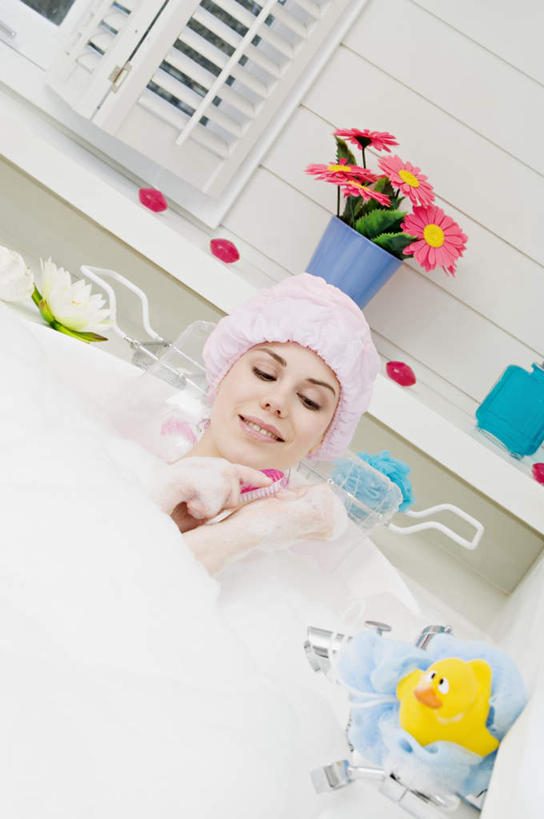 西方人,一个人,躺,笑,摸,微笑,露齿笑,竖图,室内,白天,正面,洗澡,植物,卫生间,浴室,帽子,欧洲,欧洲人,仅一个年轻女性,仅一个女性,仅一个人,抚摸,朦胧,模糊,盛开,泡沫,盆栽,浴帽,墙,盆景,花蕾,注视,干净,墙壁,墙面,花,花瓣,花朵,鲜花,绿色,白色,自然,浴缸,花苞,花蕊,观察,看,清洁,享受,健康,放松,保健,生长,成长,观看,察看,卫生,关注,卫浴设备,泡汤,水管装置,防水帽,卧着,年轻女性,女人,女性,白种人,淋浴房,触摸,接触,躺着,卧,半身,彩图,沐浴,冲凉房,沐浴间,沐浴室