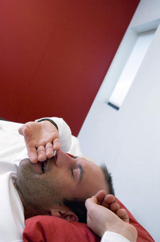 西方人,脸,头,脸颊,一个人,躺,闭眼,竖图,室内,特写,白天,侧面,床,靠垫,卧室,欧洲,欧洲人,仅一个男性,仅一个人,阴影,睡衣,反射,影子,墙,床单,靠枕,被子,肩膀,墙壁,墙面,仅一个年轻男性,红色,白色,垫子,枕头,单人床,被单,寝衣,呵欠,卧着,男人,男性,年轻男性,白种人,头部,脸部,脸蛋,面部,闭眼睛,闭着眼,闭着眼睛,躺着,卧,半身,彩图,睡房,卧房