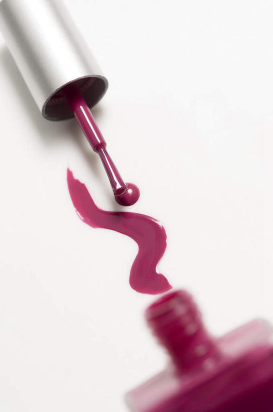 无人,竖图,俯视,室内,特写,白天,白色背景,静物,阴影,朦胧,模糊,装饰,反射,罐子,影子,指甲油,玻璃制品,一个,紫色,玻璃瓶,化妆刷,瓶子,刷子,摄影,影棚,单个,华丽,修饰,点缀,美容工具,指甲刷,化妆工具,衬托,美观,雅致,雅观,彩图,高角度拍摄,影棚拍摄,拍摄