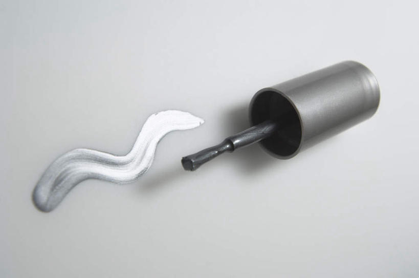 无人,横图,俯视,室内,特写,白天,静物,阴影,灰色背景,朦胧,模糊,装饰,反射,影子,银色,指甲油,一个,化妆刷,刷子,摄影,影棚,单个,华丽,修饰,点缀,美容工具,指甲刷,化妆工具,衬托,美观,雅致,雅观,彩图,高角度拍摄,影棚拍摄,拍摄