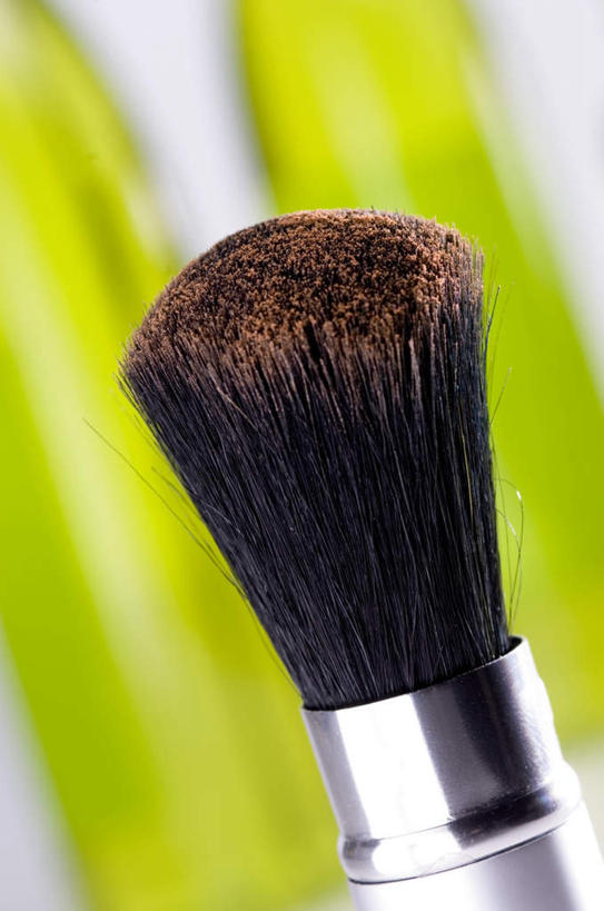 无人,竖图,室内,特写,白天,白色背景,正面,静物,阴影,朦胧,模糊,反射,罐子,影子,玻璃制品,两个,一个,绿色,玻璃瓶,化妆刷,瓶子,刷子,摄影,影棚,单个,腮红刷,美容工具,彩妆刷,化妆工具,彩图,影棚拍摄,拍摄