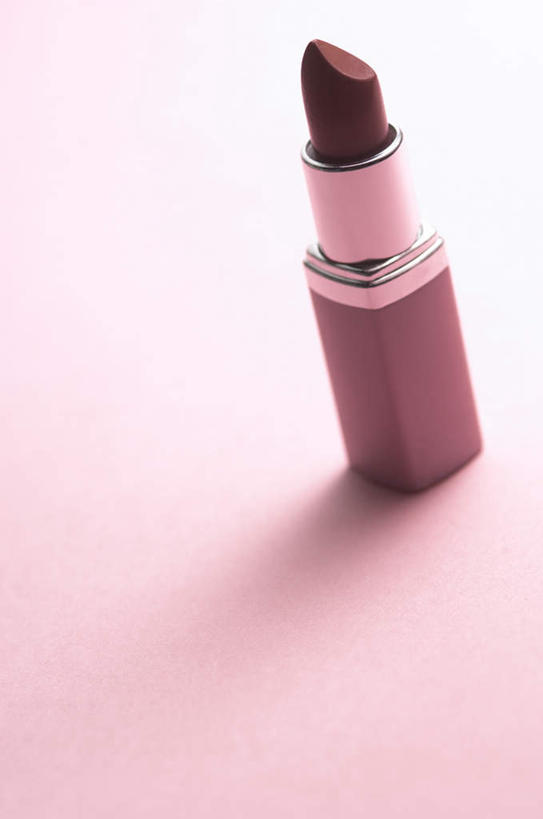 无人,竖图,俯视,室内,特写,白天,静物,阴影,粉色背景,朦胧,模糊,反射,影子,一个,红色,唇膏,化妆品,口红,摄影,影棚,单个,化妆用品,唇棒,彩图,高角度拍摄,影棚拍摄,拍摄