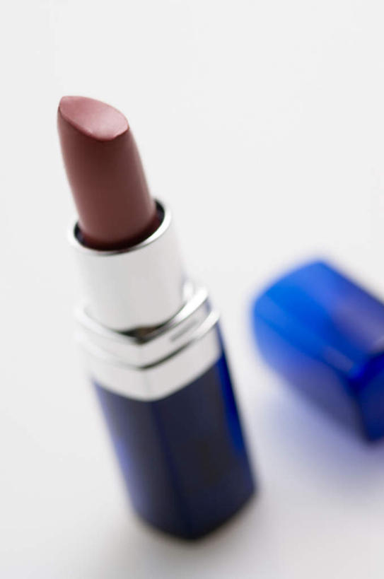 无人,竖图,俯视,室内,特写,白天,白色背景,静物,阴影,朦胧,模糊,反射,影子,一个,紫色,唇膏,化妆品,口红,摄影,影棚,单个,化妆用品,唇棒,彩图,高角度拍摄,影棚拍摄,拍摄