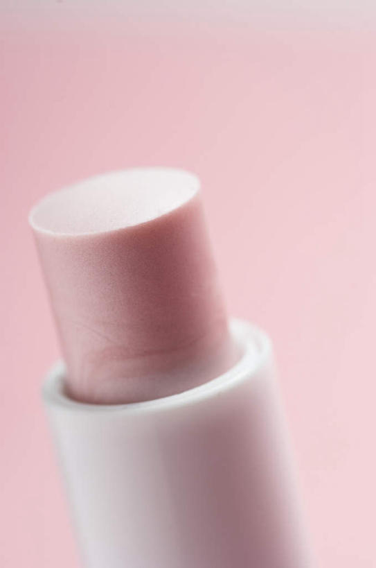 无人,竖图,俯视,室内,特写,白天,静物,阴影,粉色背景,朦胧,模糊,反射,影子,一个,粉色,唇膏,化妆品,口红,摄影,影棚,单个,化妆用品,唇棒,彩图,高角度拍摄,影棚拍摄,拍摄