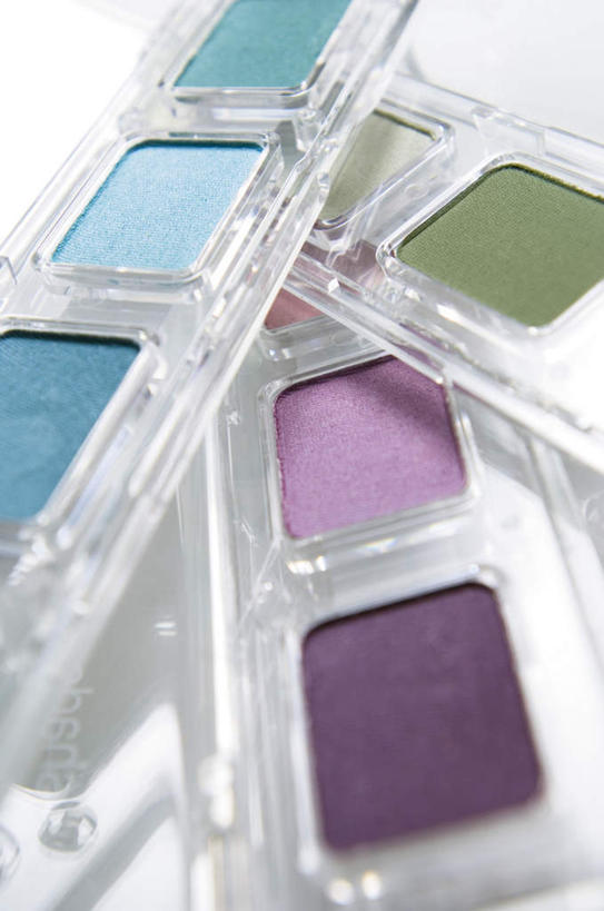 无人,竖图,俯视,室内,特写,白天,白色背景,化妆,美容,静物,一堆,护肤,阴影,堆叠,堆积,朦胧,模糊,反射,影子,塑料,盒子,化妆品,容器,塑料制品,四个,保养,享受,休闲,腮红,眼影,放松,保健,摄影,影棚,储藏,堆,化妆用品,储存,胭脂,养颜,彩图,高角度拍摄,影棚拍摄,拍摄,贮存