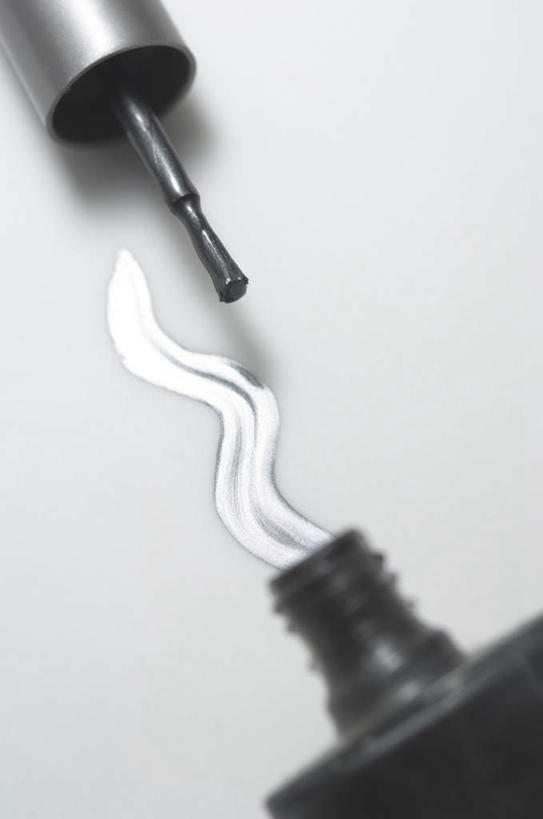 无人,竖图,俯视,室内,特写,白天,白色背景,静物,阴影,朦胧,模糊,装饰,反射,罐子,影子,银色,指甲油,玻璃制品,一个,玻璃瓶,化妆刷,瓶子,刷子,摄影,影棚,单个,华丽,修饰,点缀,美容工具,指甲刷,化妆工具,衬托,美观,雅致,雅观,彩图,高角度拍摄,影棚拍摄,拍摄