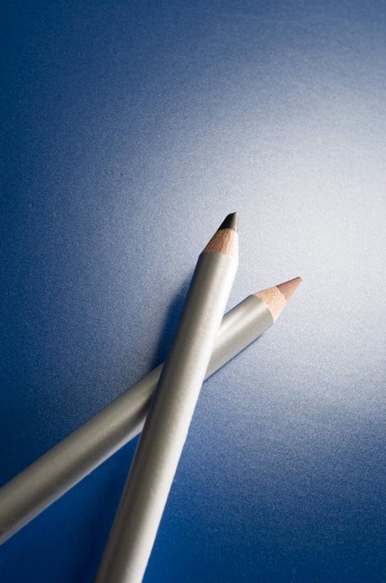 无人,竖图,俯视,室内,特写,白天,化妆,美容,时尚,静物,阴影,蓝色背景,朦胧,模糊,反射,影子,两个,彩妆,眼线笔,摄影,影棚,美容工具,化妆工具,彩图,高角度拍摄,影棚拍摄,拍摄