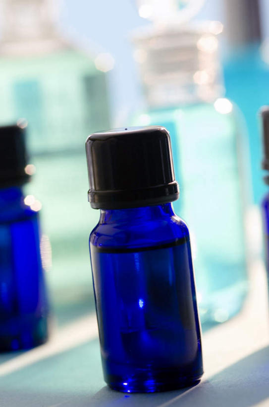 无人,竖图,俯视,室内,特写,白天,许多,阴影,朦胧,模糊,反射,影子,玻璃制品,排列,玻璃瓶,精油,瓶子,摄影,影棚,摆列,芳香植物,芳香油,挥发油,香精油,彩图,高角度拍摄,影棚拍摄,拍摄,布列,分列