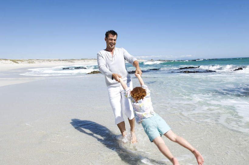 西方人,儿童,中年人,背部,两个人,家庭,父亲,儿子,握手,笑,微笑,露齿笑,横图,室外,白天,正面,旅游,度假,纯洁,海浪,海洋,美景,沙滩,欧洲,欧洲人,阴影,服装,光线,沙子,影子,海岸,景观,浪花,沙地,注视,休闲装,旋转,光脚,娱乐,小孩,衣服,蓝色,蓝天,天空,阳光,自然,海水,天,观察,看,享受,休闲,温暖,温馨,父子,一家人,赤脚,休闲服,景色,放松,父爱,可爱,童年,童趣,服饰,晴朗,观看,和睦,察看,关注,自然风光,海景,童真,烂漫,无邪,万里无云,天真,男孩,男人,男性,中年男性,白种人,孩子,大海,风浪,海,海水的波动,海滩,近岸浪,涌浪,晴空,晴空万里,搀手,拉手,手拉手,手握手,半身,彩图,融洽,男生