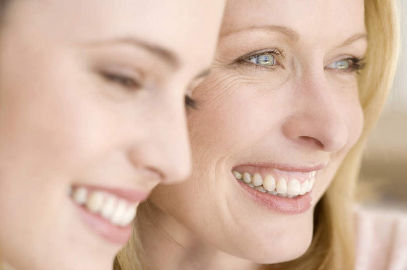 西方人,脸,头,脸颊,头发,两个人,家庭,母亲,女儿,笑,微笑,露齿笑,横图,室内,特写,白天,正面,欧洲,欧洲人,阴影,服装,反射,影子,墙,注视,休闲装,侧身,肩膀,墙壁,墙面,衣服,观察,看,休闲,温暖,温馨,母女,一家人,休闲服,金色,母爱,服饰,观看,和睦,察看,关注,年轻女性,女人,女性,中年女性,白种人,头部,长发,直发,脸部,脸蛋,面部,彩图,融洽