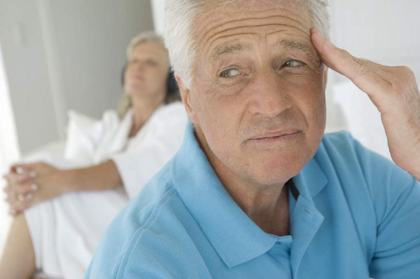 西方人,两个人,家庭,夫妻,坐,横图,室内,白天,正面,爱情,欧洲,欧洲人,撑,阴影,服装,朦胧,模糊,反射,影子,墙,浪漫,注视,休闲装,墙壁,墙面,衣服,白色,观察,看,休闲,温暖,温馨,一家人,休闲服,恩爱,恋人,服饰,观看,担忧,和睦,察看,撑着,忧虑,关注,忧郁,担心,老年男性,老年女性,男人,男性,女人,女性,白种人,夫妇,情侣,坐着,半身,彩图,耽心,伴侣,融洽